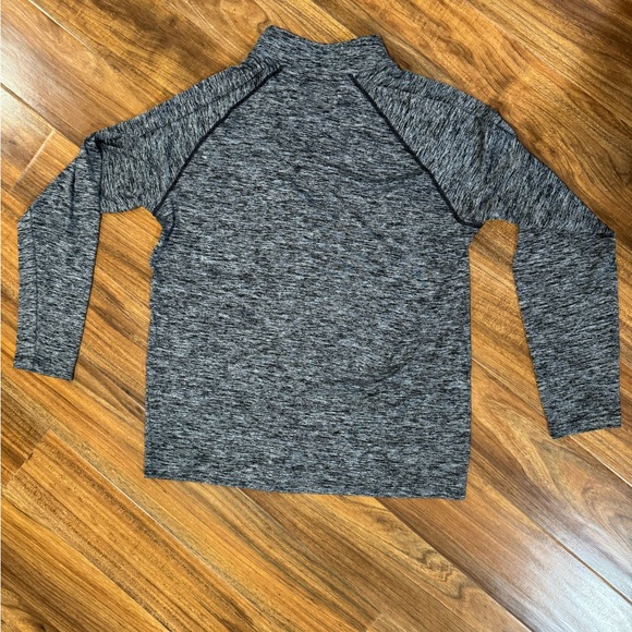 Under Armour Loose Fit Long Sleeve Heat Gear workout shirt - Picture 2 of 3